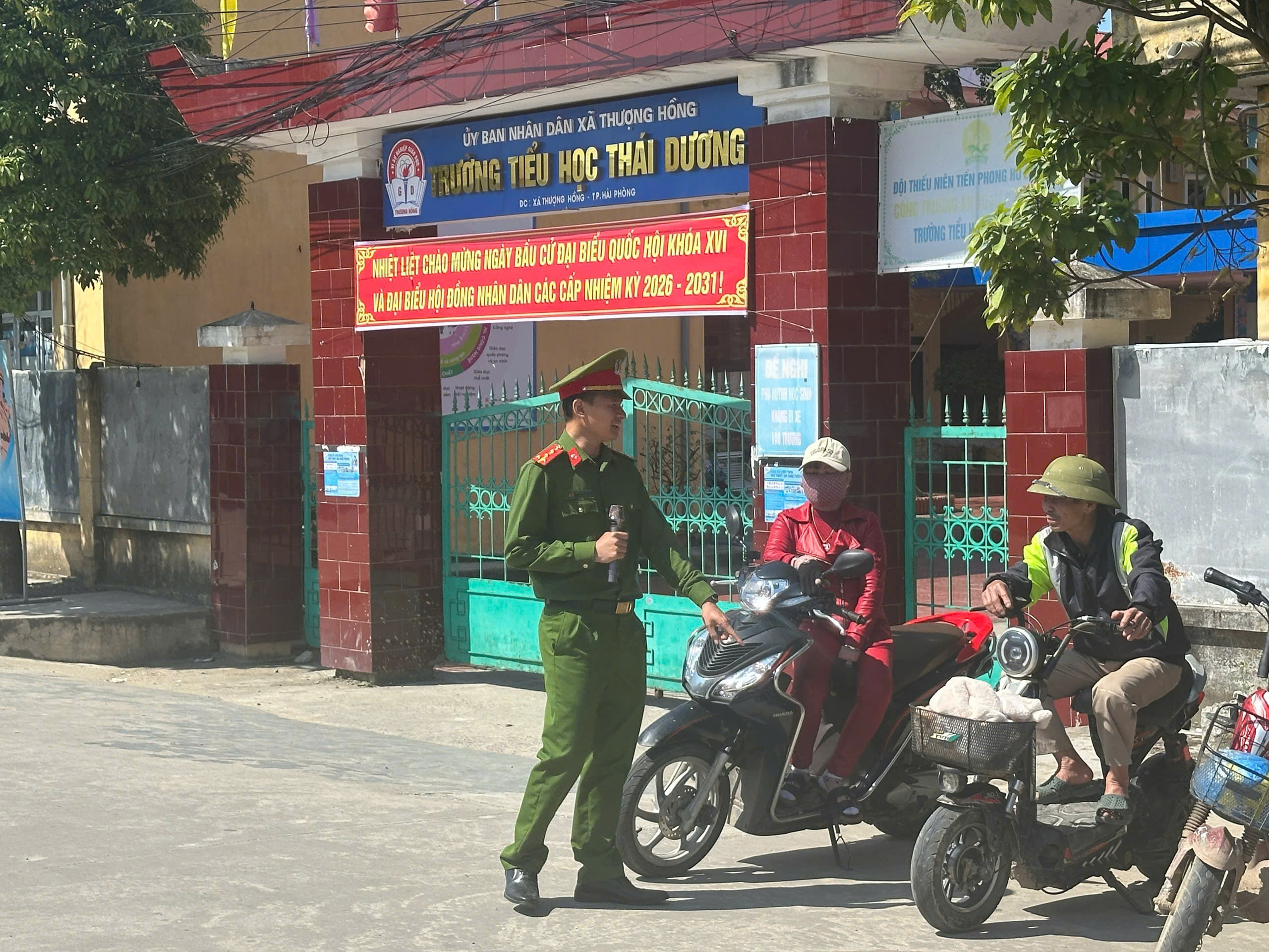 Công an xã Thượng Hồng tăng cường tuần tra, tuyên truyền đảm bảo trật tự an toàn giao thông tại cổng trường học    